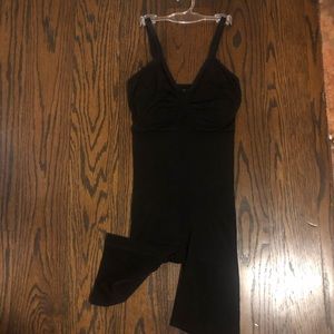 🔥Spanx bodysuit. Black, underwire. Runs small.🔥